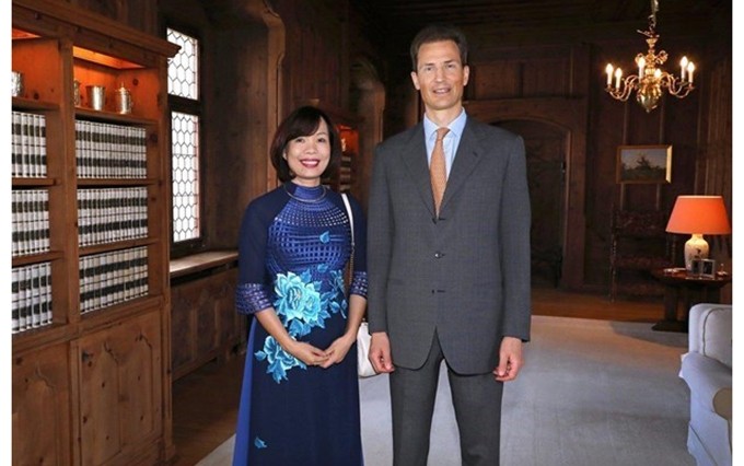 El príncipe heredero Luis de Liechtenstein y la embajadora vietnamita en Suiza Le Linh Lan. (Fotografía: VNA)