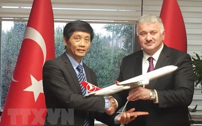 El embajador vietnamita en Turquía, Tran Quang Tuyen, y el director general de Turkish Airlines, Bilal Eksi. (Fuente: VNA)