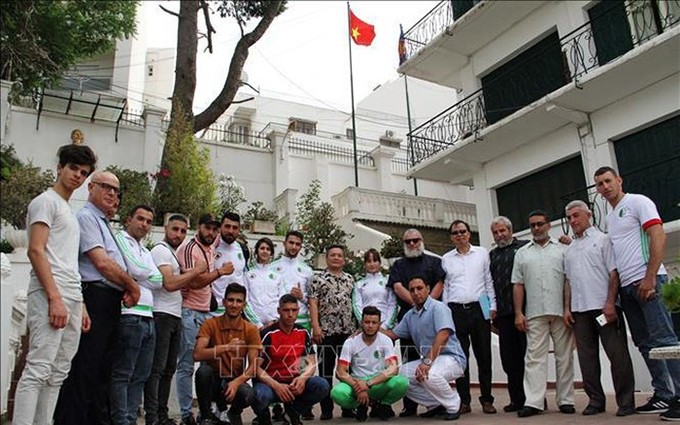 El embajador Pham Quoc Tru y atletas de la delegación argelina de Son Long Quyen Thuat. (Fotografía: VNA)