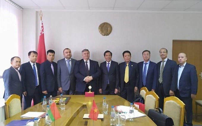 Encuentro entre la delegación vietnamita y representantes del Ministerio de Información de Bielorrusia. (Fotografía: VNA)