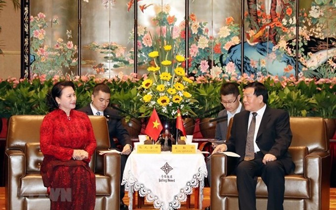 El secretario del Comité del Partido Comunista de China en la provincia de Jiangsu, Lou Qinjian, recibe a la presidenta de la Asamblea Nacional de Vietnam, Nguyen Thi Kim Ngan. (Fotografía: VNA)