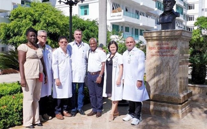 Los especialistas cubanos junto con los dirigentes del Hospital de Amistad Vietnam-Cuba de Dong Hoi. (Fotografía: VNA)