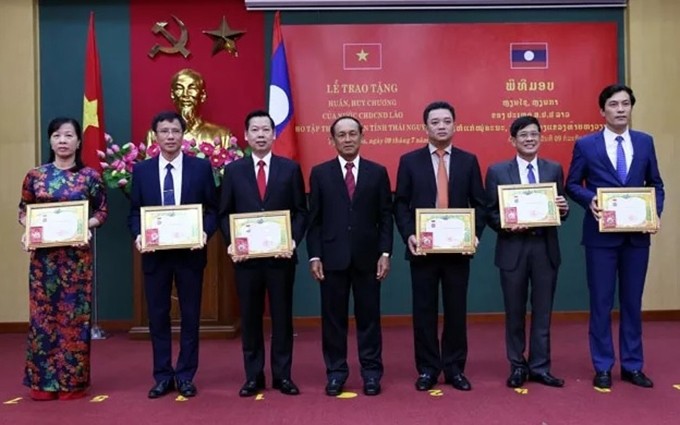 Oficiales de la provincia de Thai Nguyen recibe las distinciones de Laos.