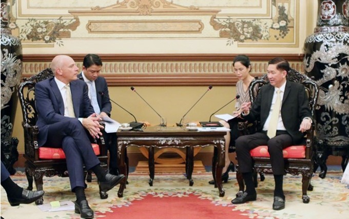 La reunión entre el vicepresidente del Comité Popular de Ciudad Ho Chi Minh y los altos ejecutivos de las compañías suizas. (Fotografía: VNA)