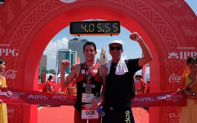 El atleta australiano Steve McKenna gana el primer lugar de la prueba de Triatlón IPPGroup Challenge Vietnam 2019 (I) (Fotografía: VNA)