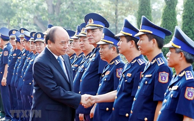 El primer ministro de Vietnam, Nguyen Xuan Phuc, trabaja con la Policía Marítima. (Fotografía: VNA)