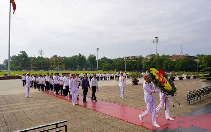 La delegación visita al Mausoleo de Ho Chi Minh. (Fotografía: VOV)