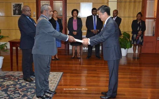  El embajador vietnamita en Indonesia, concurrente en Papúa Nueva Guinea, Pham Vinh Quang, presenta sus cartas credenciales al gobernador general del país oceánico, Bob Dadae. (Fotografía: VNA)