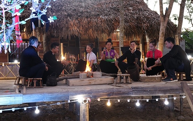 Giao Duyen, o el canto dual sobre el amor, interpretado sobre Han Khuong (suelo de bambú), es una belleza cultural de los Thai en Dien Bien.  (Fotografía: Nhan Dan)