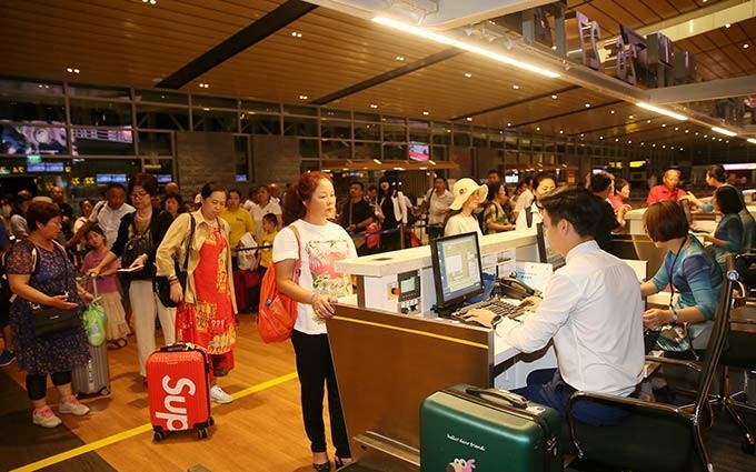 Los pasajeros realizan el registro para la nueva trayectoria entre el Aeropuerto de Van Don y la provincia de Hunan.