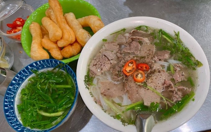 Pho, que se sirve con carne de res o pollo, chalotes, chile y limón al gusto, figura entre los mejores platos de comida vietnamita. 