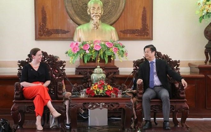 El vicepresidente del Comité popular de la ciudad de Can Tho, Truong Quang Hoai Nam, recibe a la cónsul general de Australia, Julianne Cowley. (Fotografía: VNA)