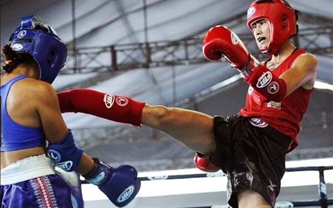 La luchadora Bui Yen Ly (rojo) en la final del Campeonato Mundial de Muay Thai 2019. (Fotografía: vnexpress.net)