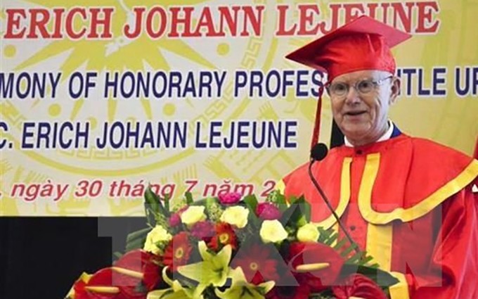 Erich Johann Lejeune recibe el título de Profesor Honorario de la Universidad de Da Nang. (Fotografía: VNA)