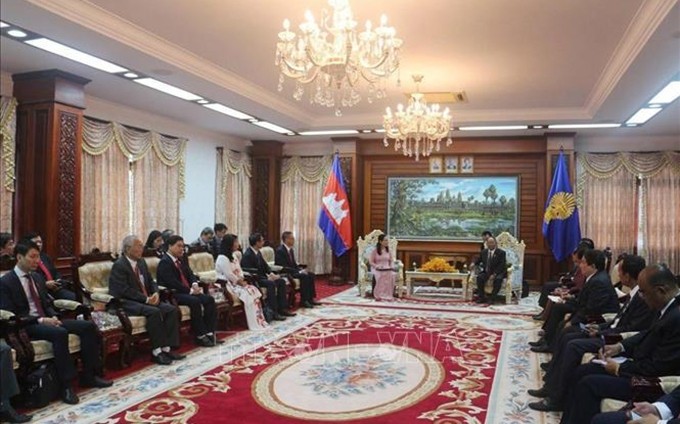 El presidente de la Asamblea Nacional de Camboya, Samdech Heng Samrin, recibe a la delegación de Ciudad Ho Chi Minh. (Fotografía: VNA)