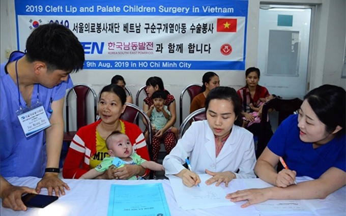 Médicos surcoreanos realizan examenes de detección a los niños con anomalías congénitas. (Fotografía: qdnd.vn)