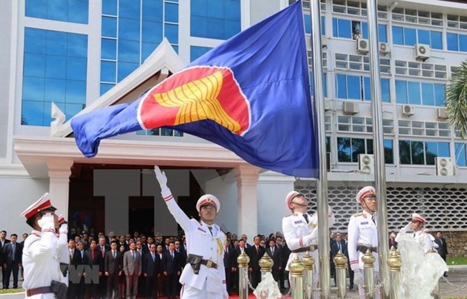 El acto de izamiento de bandera de la ASEAN en Laos. (Fotografía: VNA)