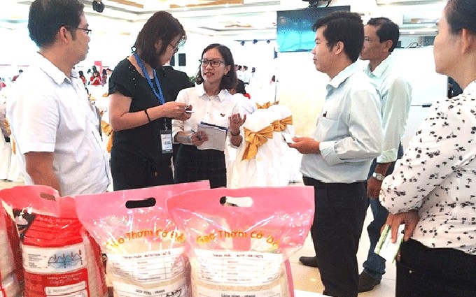 Empresas del sector logístico de Malasia intercambian información con compañías especializadas en procesamiento de arroz en la ciudad de Can Tho. (Fotografía: canthopromotion.vn)