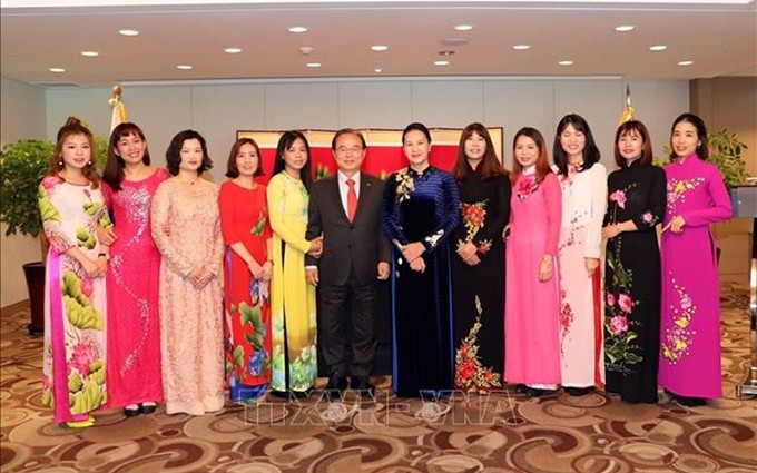 La Presidenta de la Asamblea Nacional de Vietnam, Nguyen Thi Kim Ngan, se reunió con mujeres coterráneas residentes en Corea del Sur. (Fuente: VNA)