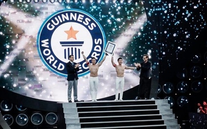 Los hermanos acróbatas obtienen un nuevo récord Guinness. (Fuente: Facebook de Quoc Co-Quoc Nghiep)