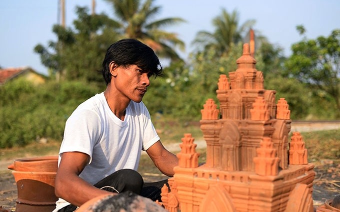 Un artesano de la aldea tradicional de cerámica de Bau Truc en la provincia survietnamita de Ninh Thuan. (Fotografía: Nhan Dan)