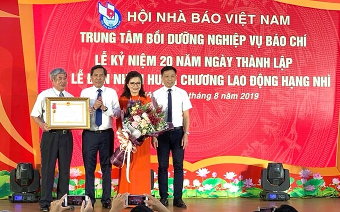 El presidente de la Asociación de Periodistas de Vietnam, Thuan Huu, entregó la Orden de Trabajo, segunda categoría, al Centro de Formación en Periodismo.