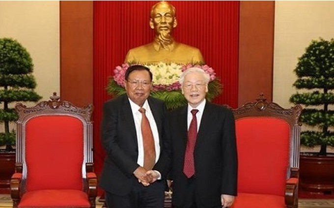 El secretario del Partido Comunista y presidente de Vietnam, Nguyen Phu Trong, recibe a su homólogo de Laos, Bounnhang Vorachith. (Fotografía: viettimes.vn)