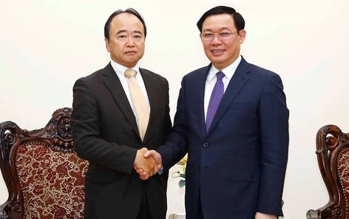 El viceprimer ministro de Vietnam, Vuong Dinh Hue, recibe a Kenji Kawahara, presidente y director ejecutivo de la empresa de servicios financieros de AEON (Fotografía: baochinhphu.vn)