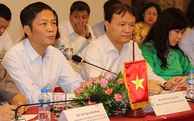 El ministro de Industria y Comercio de Vietnam, Tran Tuan Anh (Centro) en la conferencia. 