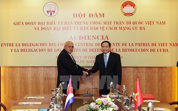  El presidente del Frente de la Patria de Vietnam, Tran Thanh Man recibe a a Carlos Rafael Miranda Martínez, coordinador de la Dirección Nacional de los Comités de Defensa de la Revolución de Cuba. (Fotografía: VNA) 