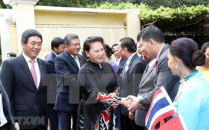 La presidenta de la Asamblea Nacional Nguyen Thi Kim Ngan visitó hoy la Embajada de Vietnam en Tailandia. (Fotografía: VNA)
