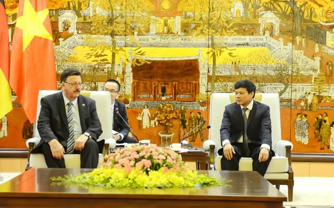 El vicepresidente del Comité Popular de Hanói, Ngo Van Quy, y el secretario del Parlamento de Estado y miembro del Parlamento germano, Hans-Joachim Fuchtel.
