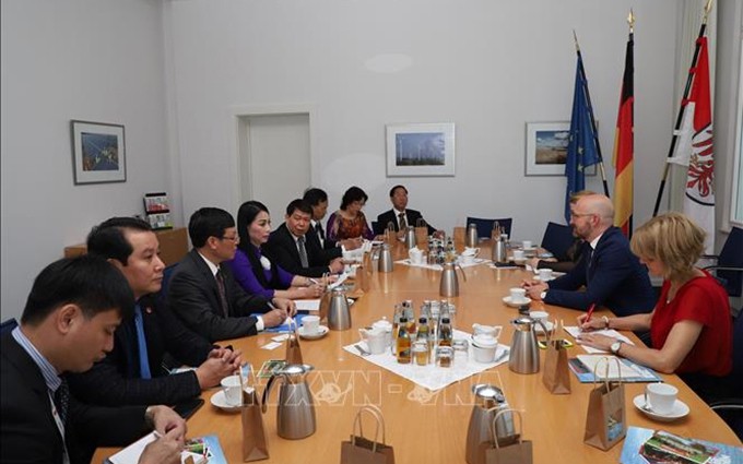 Delegación vietnamita en la reunión con dirigentes del Estado alemán de Brandenburgo. (Fotografía: VNA)