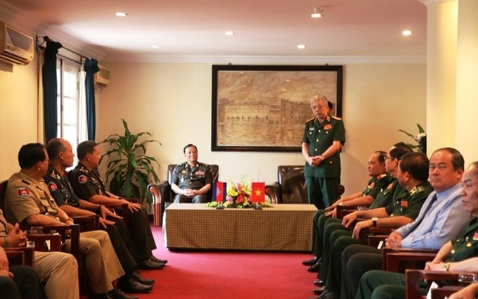 El coronel general Nguyen Chi Vinh recibe a la delegación camboyana.