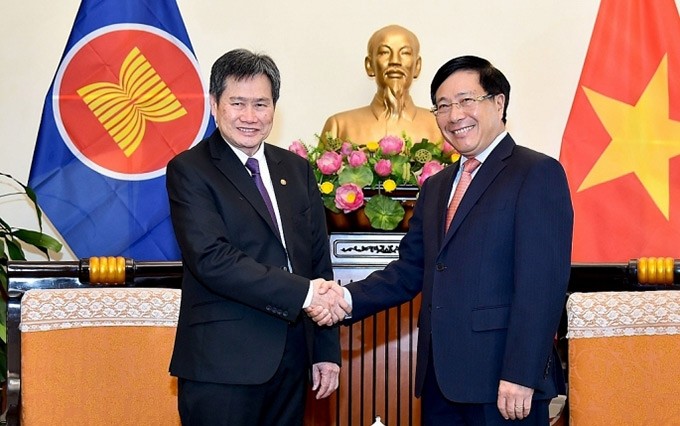 El viceprimer ministro y ministro de Relaciones Exteriores de Vietnam, Pham Binh Minh (D), recibe al secretario general de la Asean, Lim Jock Hoi.