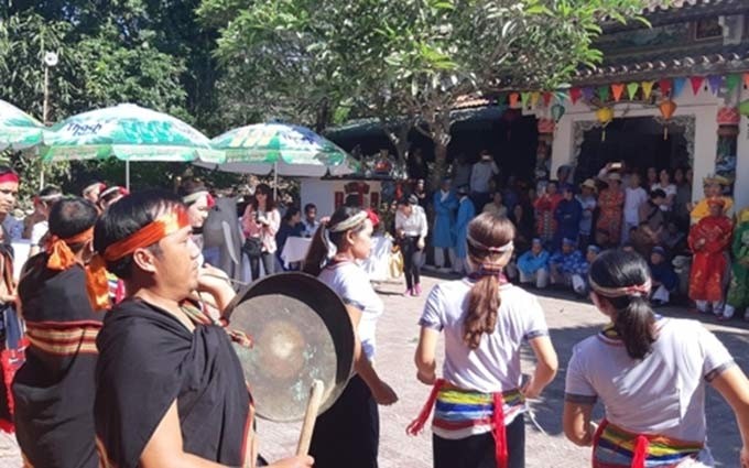 El pueblo Cor en el distrito de Tra Bong (provincia de Quang Ngai) realiza presentaciones de gongs en un festival.