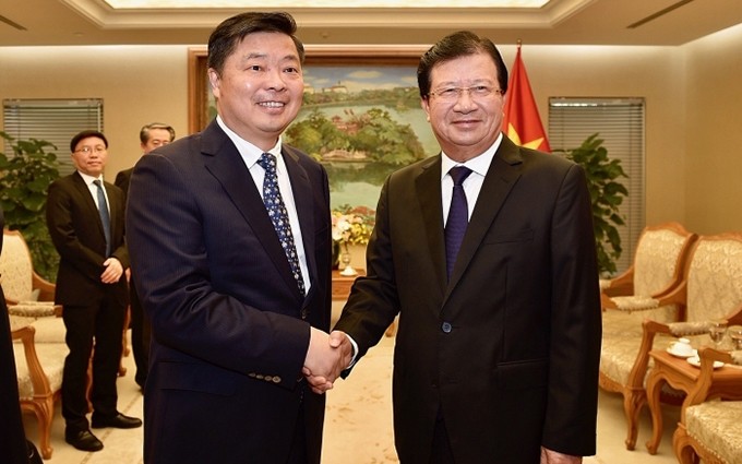 El vice primer ministro de Vietnam Trinh Dinh Dung (derecha) y el vicegobernador de la provincia china de Guangdong, Ouyang Weimin. (Fotografía: baoquocte.vn)