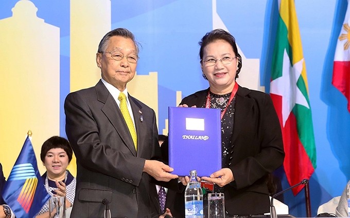 El presidente de la Cámara de Representantes de Tailandia, Chuan Leekpai, transfiere la presidencia de AIPA a la titular de la Asamblea Nacional de Vietnam, Nguyen Thi Kim Ngan. (Fotografía: VNA)