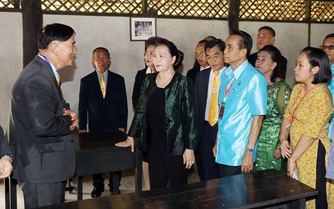 La presidenta de la Asamblea Nacional de Vietnam, Nguyen Thi Kim Ngan, visita la zona de vestigio en homenaje al presidente Ho Chi Minh en la provincia tailandesa de Udon Thani.