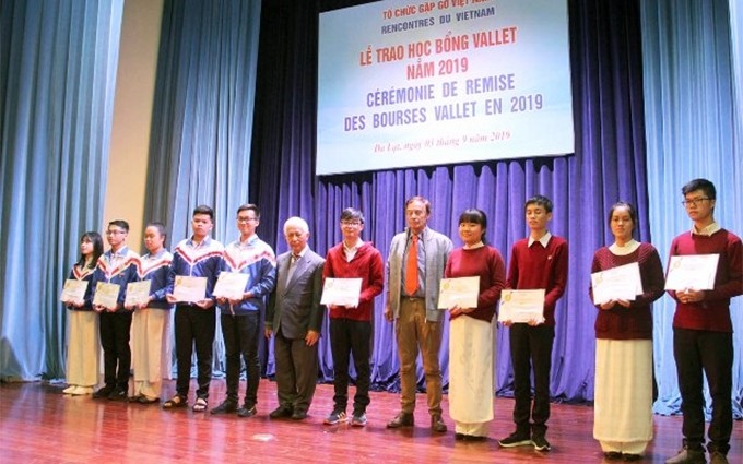 Los profesores Tran Thanh Van y Odon Vallet entregan becas a estudiantes vietnamitas destacados. (Fotografía: Nhan Dan)