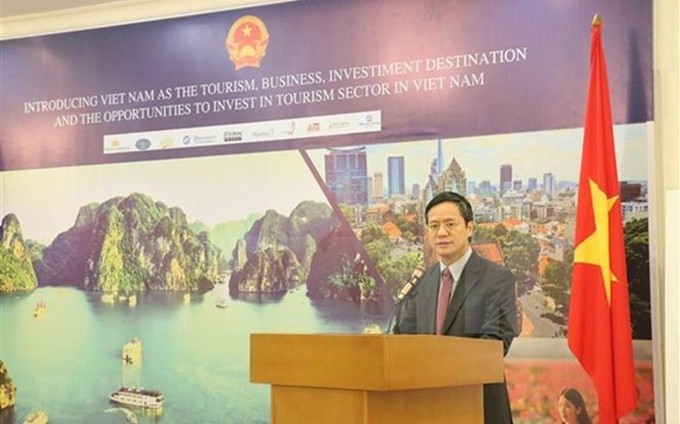 El embajador de Vietnam en Indonesia, Pham Vinh Quang, interviene en el evento. (Fotografía: VNA)