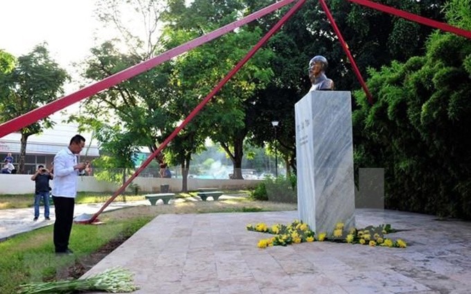 El embajador de Vietnam en Cuba, Nguyen Trung Thanh, ante el busto del Presidente Ho Chi Minh. (Fotografía:VNA)