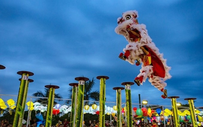 Danza del Unicornio sobre pilares hechos de madera del ciruelo. (Fotografía: thuonghieucongluan.com.vn)