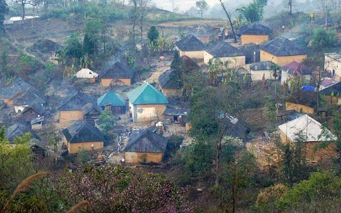 Una aldea de los Ha Nhi en la comuna de Y Ty, distrito de Bat Xat, provincia de Lao Cai, con casas en lo alto de la montaña y vistas hacia el valle.