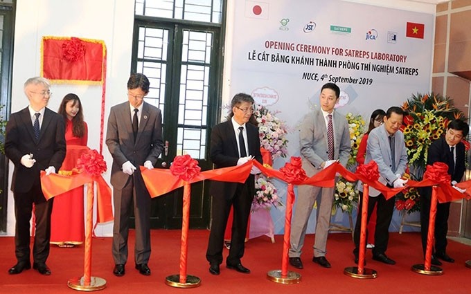 La ceremonia de corte de cinta de apertura del Laboratorio SATREPS. (Fotografía: nhandan.com.vn)