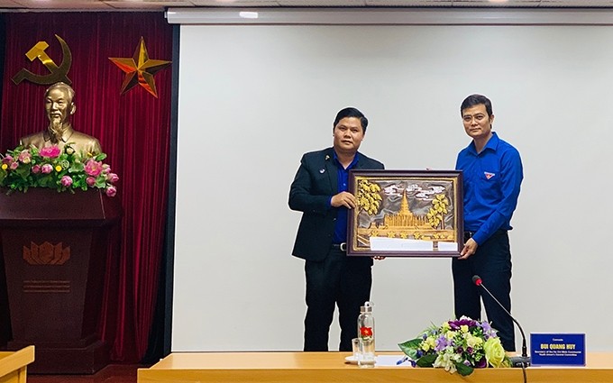 El secretario del Comité Central de la Unión de Jóvenes Comunistas Ho Chi Minh, Bui Quang Huy (derecha), recibe un regalo del jefe de la delegación laosiana, Khamsay Nhavongsi. (Fotografía: doanthanhnien.vn)