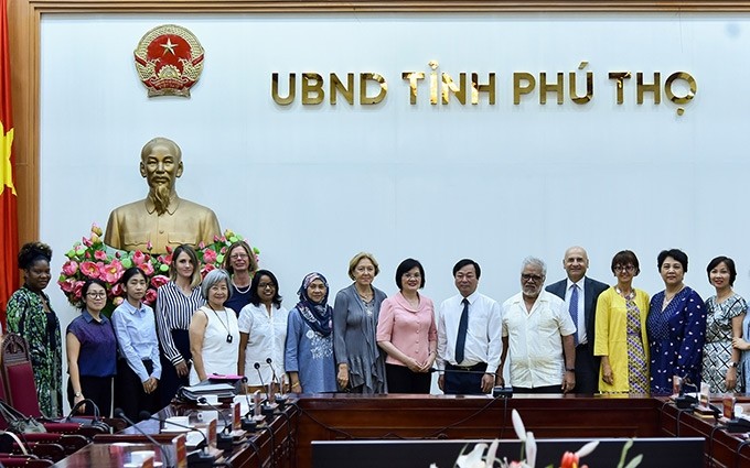 La delegación de funcionarios del cuerpo diplomático acreditado en Vietnam se reúne con el Comité Popular de la provincia de Phu Tho. (Fotografía: baoquocte.vn)