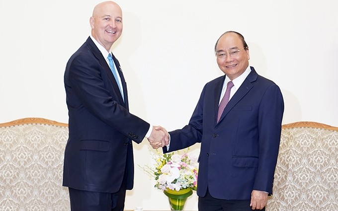 El primer ministro Nguyen Xuan Phuc recibe al gobernador del estado de Nebraska, John Pete Ricketts. (Fotografía: kinhtedothi.vn)