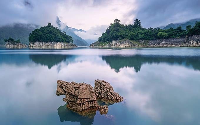 El lago Na Hang.