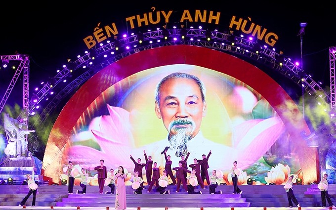 Un espectáculo sobre el Presidente Ho Chi Minh en el evento. (Fotografía: baohatinh.vn)